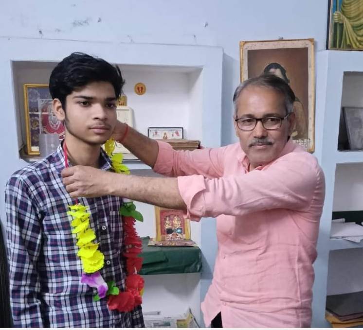 ऊमरी के रसकेन्द्री देवी इंटर कालेज के छात्र को प्रदेश की टाप टेन सूची में मिला स्थान