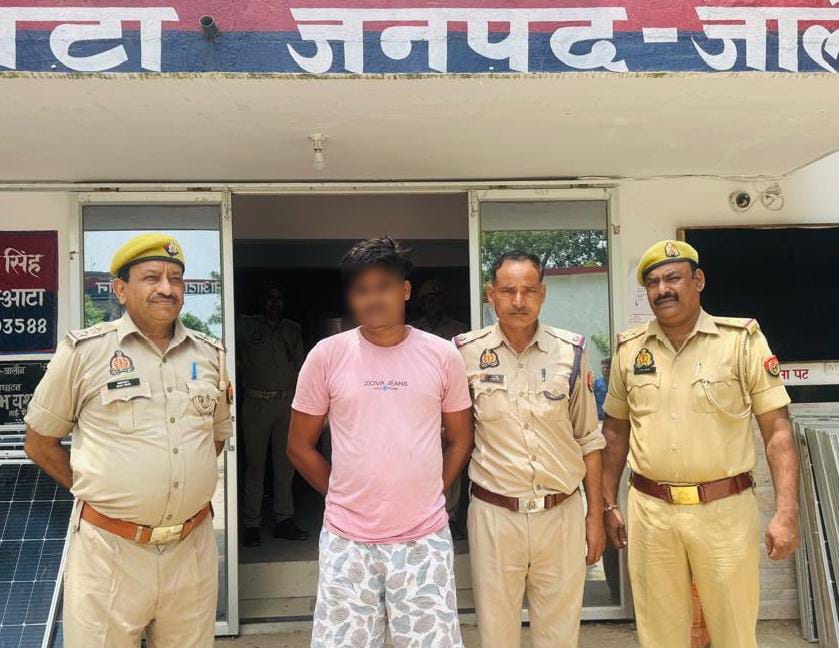 पुलिस को चकमा देकर घूम रहा जिला बदर अपराधी&nbsp;गिरफ्तार