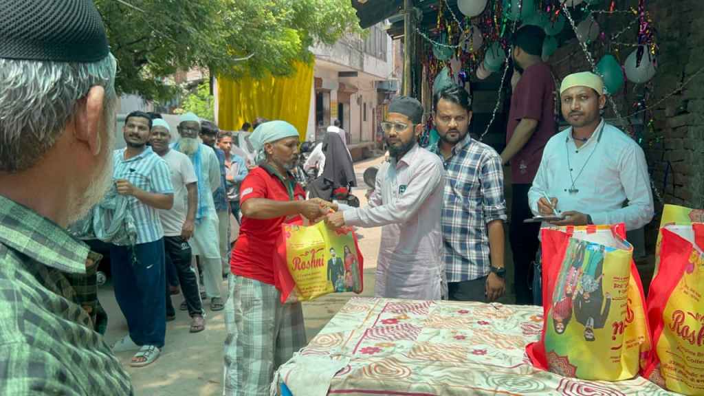 लोहे को पिघला कर आकार बनाने वाले दाऊद अलैहिस्सलाम की खुशियां बनायी अंसारी परिवार के लोगों&nbsp;ने