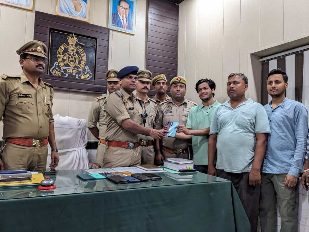 पुलिस ने बरामद किए 12 गुमशुदा मोबाइल, मालिकों को लौटाई&nbsp;खुशियां