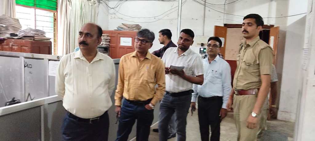 सी डी ओ ने किया कार्यालयों का निरीक्षण, मचा&nbsp;हडकंप