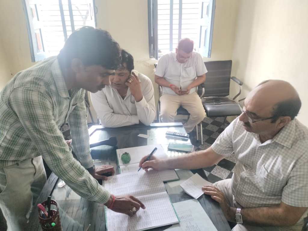 उर्वरक का कृत्रिम अभाव रोकने के लिए प्रशासन सजग , कई केन्द्रों पर&nbsp;छापामारी