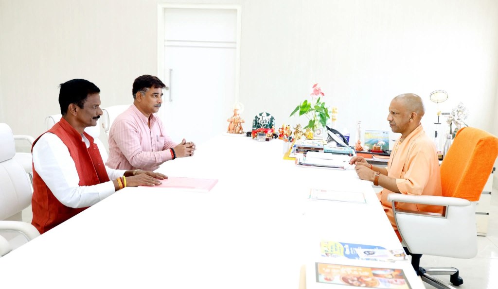 मुख्यमंत्री से  राज्य  निर्माण  सहकारी  संघ  के  निदेशक डॉ. प्रवीण सिंह जादौन ने की मुलाकात, गौशाला प्रबंधन को लेकर रखे&nbsp;सुझाव*