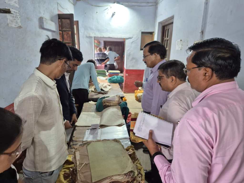 कलेक्ट्रेट के कार्यालयों में अचानक डीएम का निरीक्षण, हड़बड़ाया&nbsp;स्टॉफ