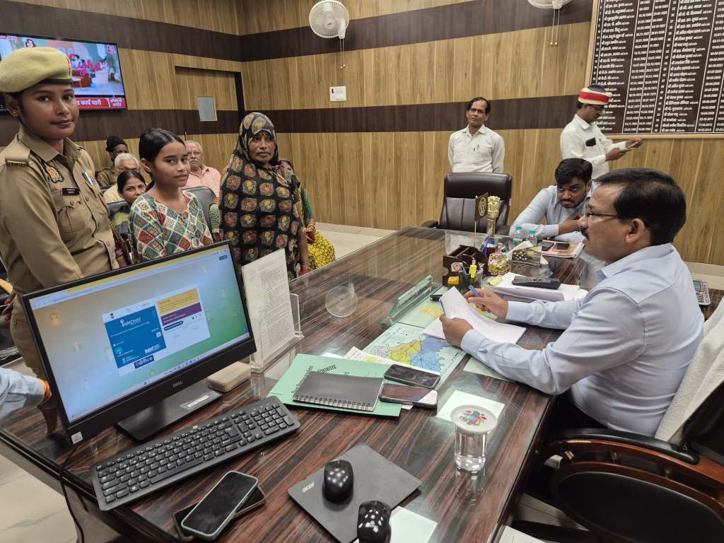 दुखियारी की वेदना से विव्हल हुए डीएम, बेटी की पढ़ाई का खर्चा लिया अपने&nbsp;जिम्मे