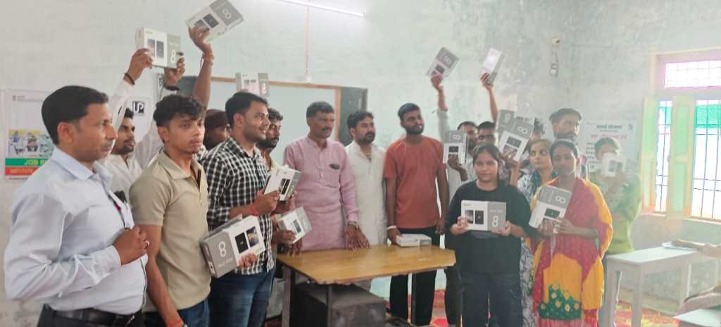 राम भरोसे तिवारी महाविद्यालय में 75 छात्रों को निशुल्क टैबलेट वितरित, प्रबंधक ने सुलझाया&nbsp;विवाद