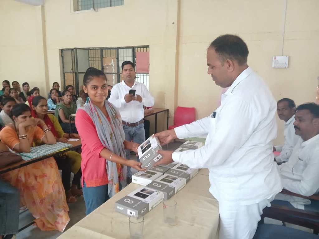 टैबलेट पाकर बच्चों के खिले&nbsp;चेहरे