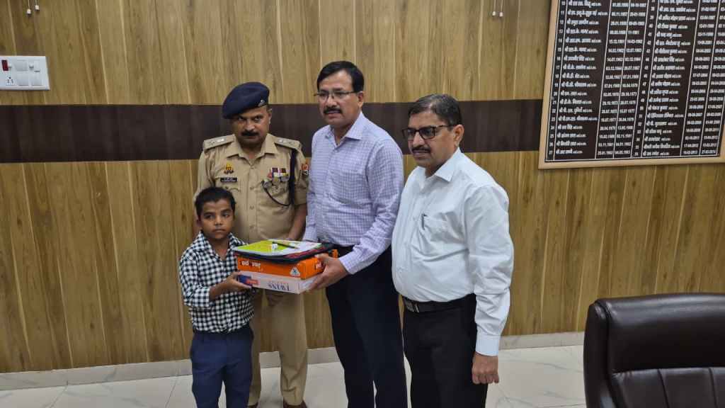 जिलाधिकारी की सहृदयता अभाव में जी रहे छात्रों के लिए बनी आशा की&nbsp;किरण