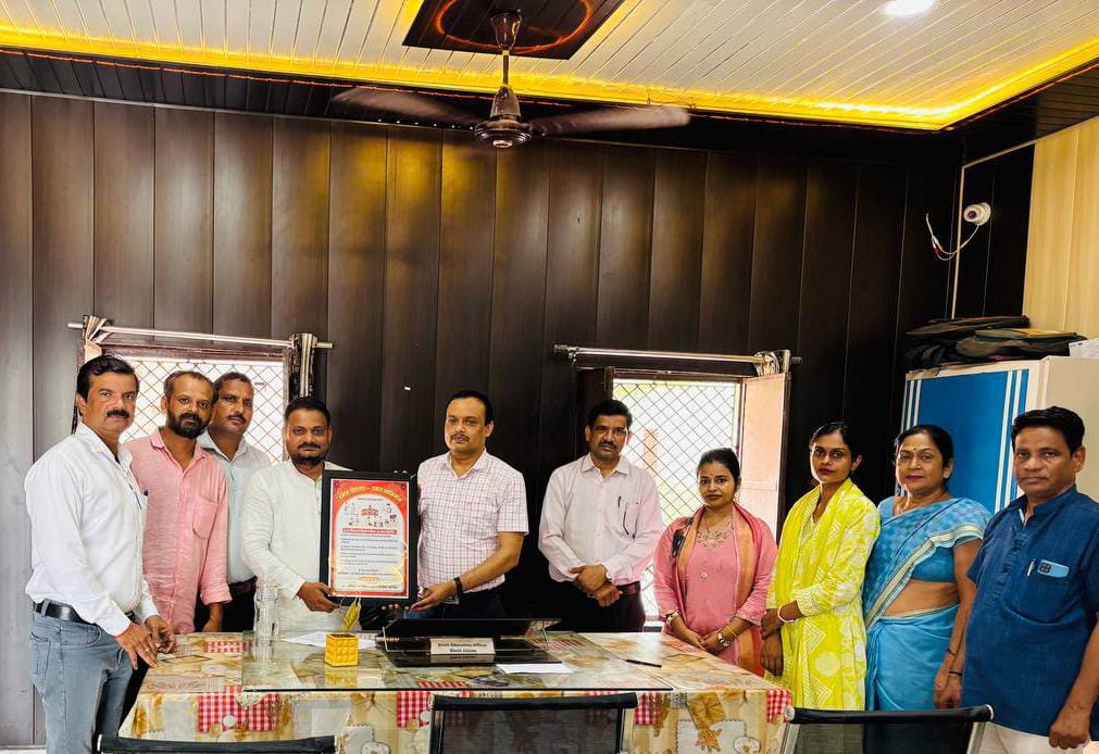 राष्ट्रीय शैक्षिक महासंघ ने शुरू किया “हमारा विद्यालय-हमारा स्वाभिमान” अभियान, खण्ड शिक्षा अधिकारी को भेंट किया&nbsp;प्रतीक-चिह्न