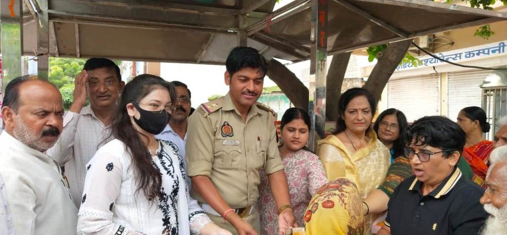 सद्भावना एकता मंच ने गरीबों को बांटे वस्त्र, भोजन व&nbsp;फल