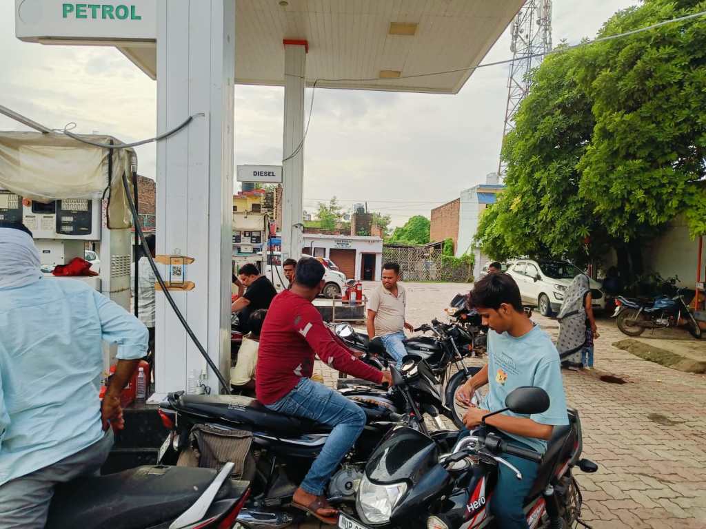 जालौन में ‘नो हेलमेट, नो फ्यूल’ नियम बेअसर: पेट्रोल पंपों पर बिना हेलमेट धड़ल्ले से डाला जा रहा ईंधन, प्रशासन की सख्ती पर&nbsp;सवाल