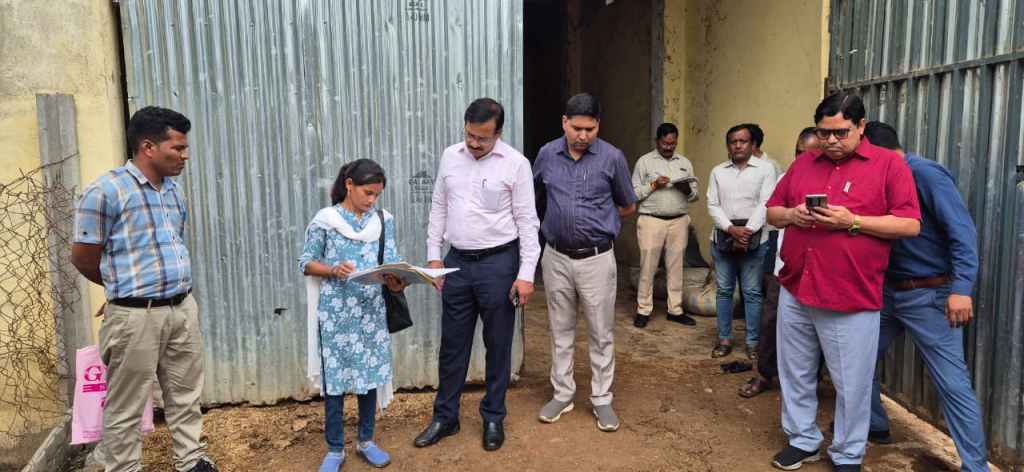 जिलाधिकारी की सख्त कार्रवाई: पंचायत सहायक की सेवा समाप्त, खंड विकास अधिकारी को प्रतिकूल प्रविष्टि, ग्राम प्रधान पर 95 जी की&nbsp;कार्रवाई