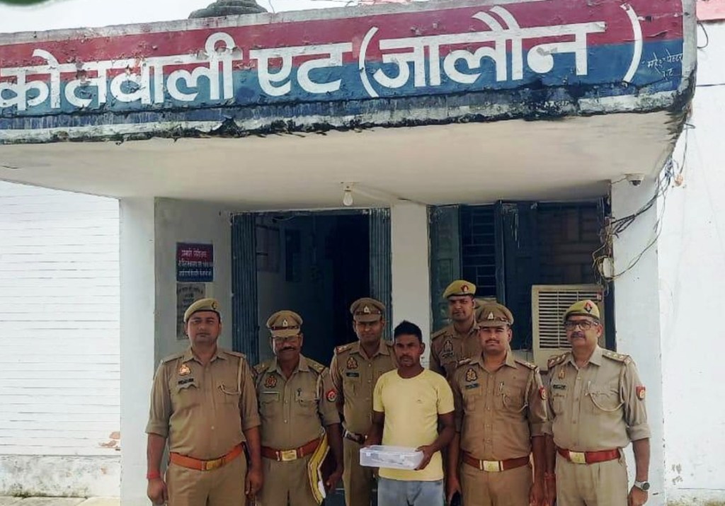 बिल से खोदकर अपराधियों को पकड़ रही जालौन की&nbsp;पुलिस