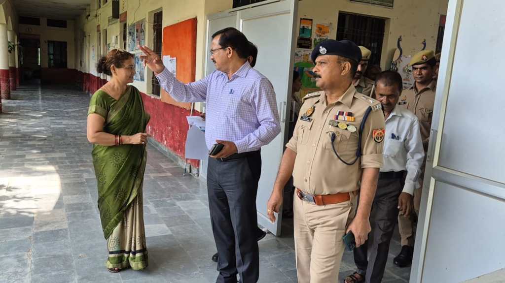 पीईटी में शुचिता के लिए फुलप्रूफ व्यवस्थायें, डीएम-एसपी ने खुद परीक्षा केंद्रों को&nbsp;परखा