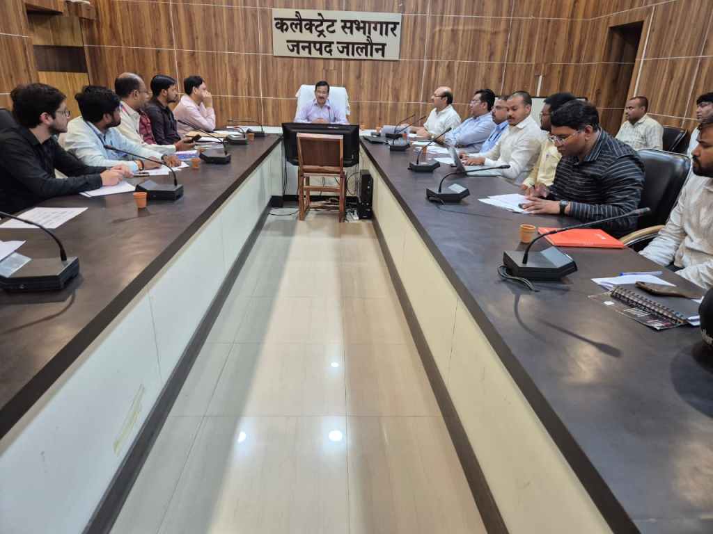 खरीफ 2025 फसल बीमा में रिकॉर्ड 52,507 किसानों का डेटा अपलोड, डीएम ने दिए तीन दिन में कार्य पूरा करने के कड़े&nbsp;निर्देश