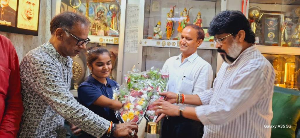 स्वाति सिंह नाइजीरिया में लहराएंगी परचम, विजय चौधरी ने गुलदस्ता व आर्थिक मदद देकर बढ़ाया&nbsp;हौसला