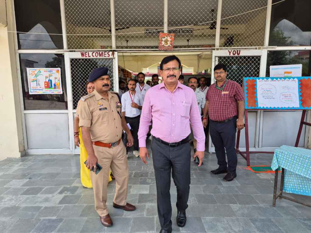 दोनों पालियों में हजारों ने छोड़ी&nbsp;परीक्षा