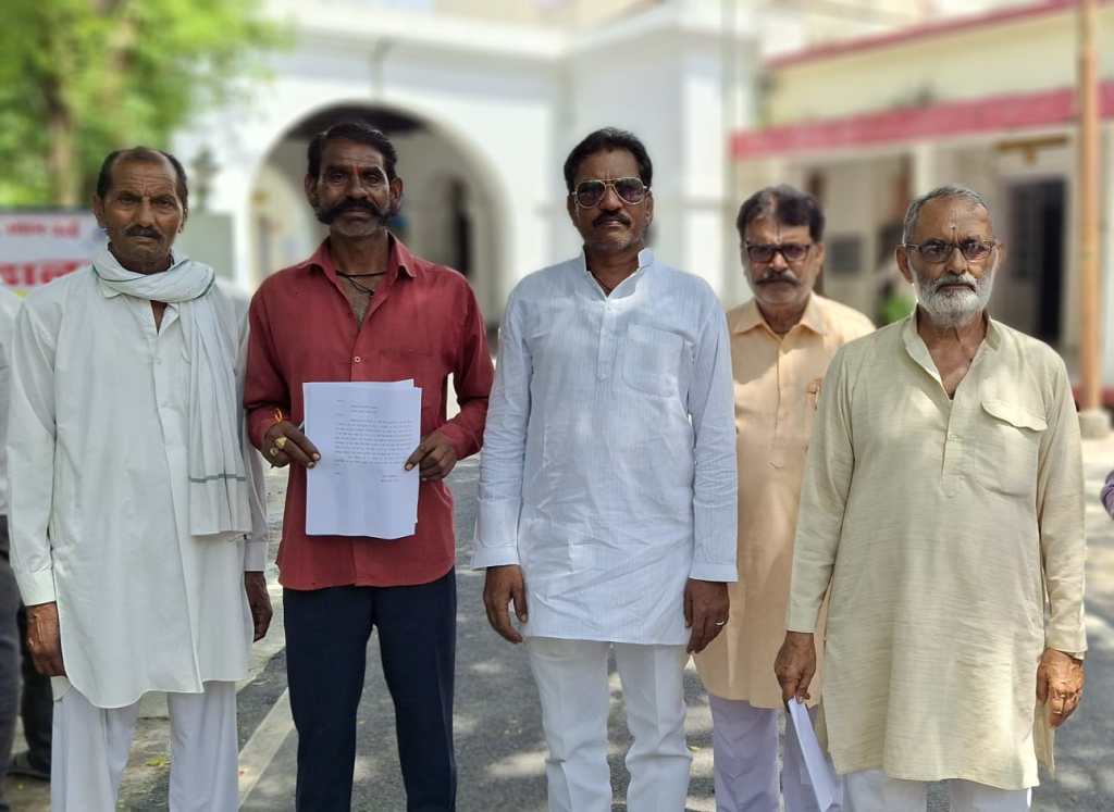 गिरथान में पेयजल संकट गहराया, ग्रामीणों ने डीएम को सौंपा&nbsp;ज्ञापन