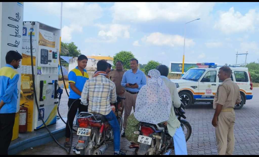 जालौन में ‘नो हेलमेट-नो फ्यूल’ अभियान तेज, 106 चालकों पर चालान; पेट्रोल पंपों पर जागरूकता&nbsp;अभियान