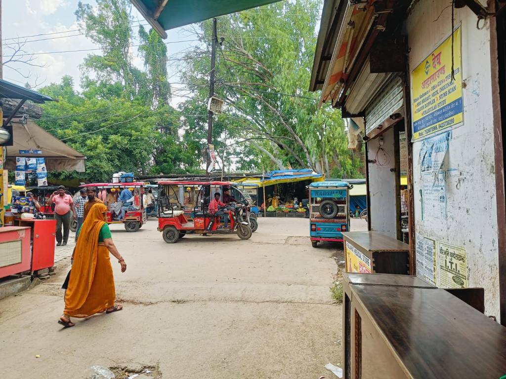 अस्पताल के गेट पर ई-रिक्शा का जाम: मरीजों की जान खतरे में, प्रशासन ने की सख्त कार्रवाई की&nbsp;घोषणा