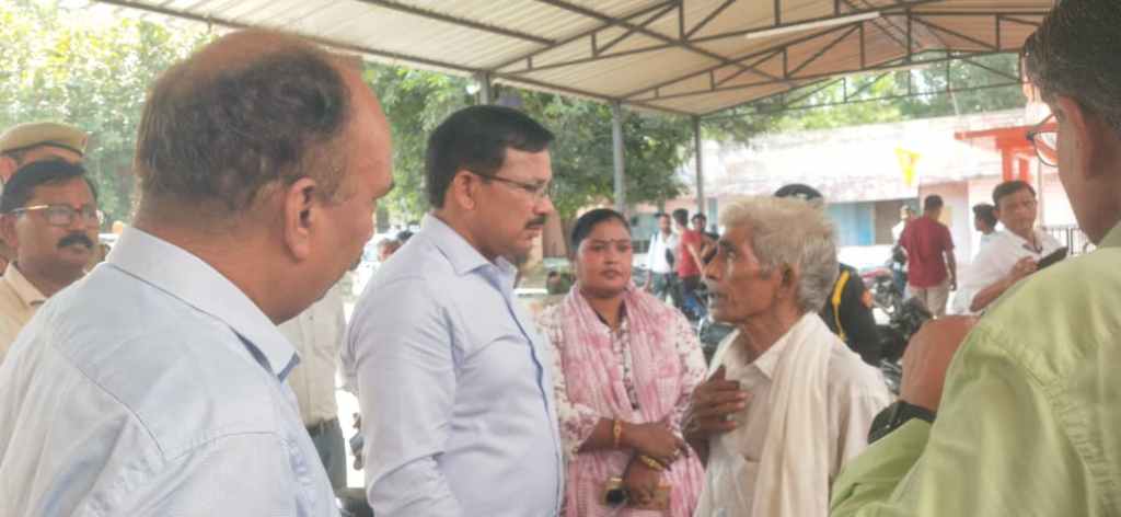 जिलाधिकारी ने माधौगढ़ सीएचसी का किया औचक निरीक्षण, चिकित्सकों की कमी दूर करने के दिए&nbsp;निर्देश