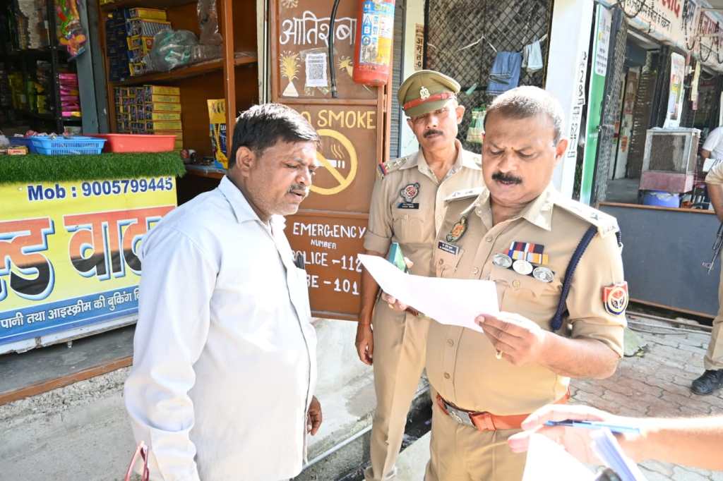 एसपी ने किया आतिशबाजी की दुकानों का आकस्मिक&nbsp;निरीक्षण