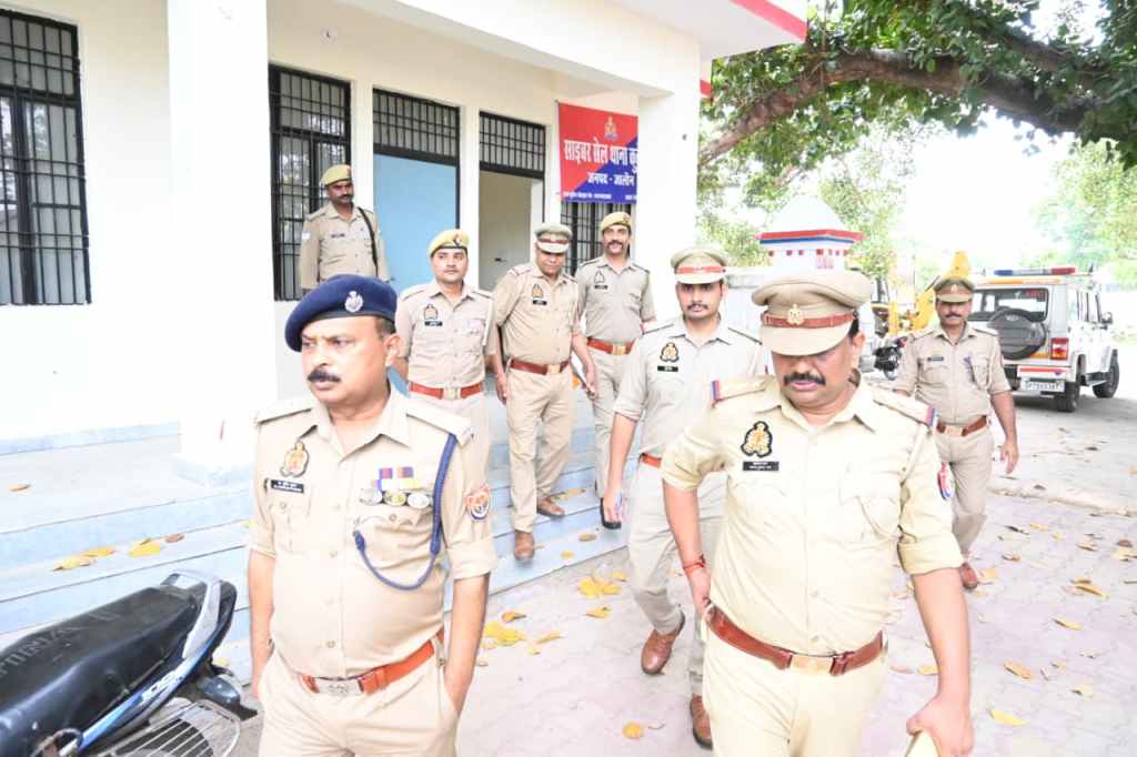 एसपी ने किया कुठौंद थाने का आकस्मिक निरीक्षण, अपराधियों के खिलाफ तेज अभियान के&nbsp;निर्देश