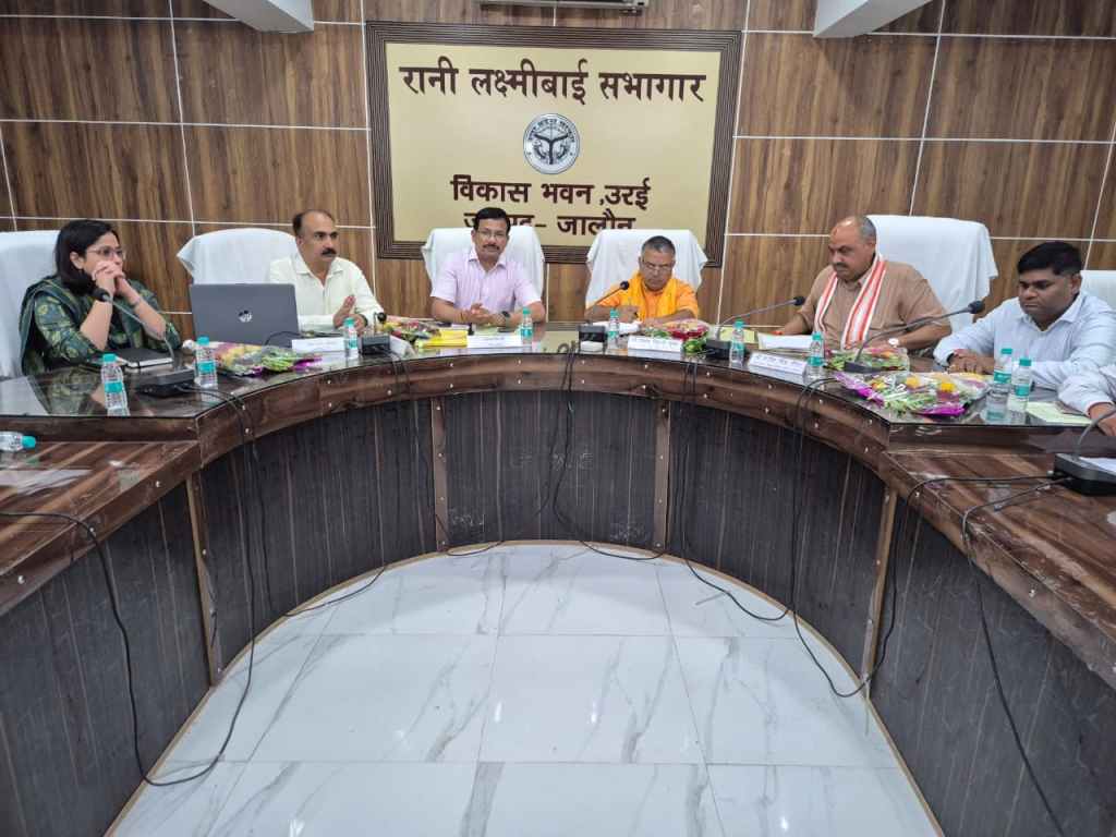 जालौन के समस्त ब्लॉकों से एक-एक गांव बनेगा माॅडल, अधिकारी लेंगे गांव को गोद 