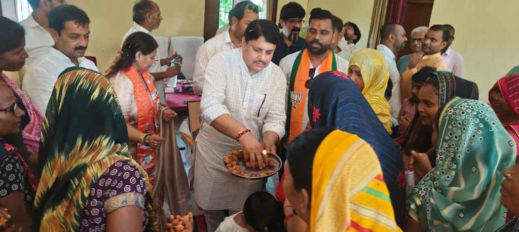 प्रधानमंत्री के जन्मदिन पर महिलाओं ने गाये मंगल गीत, बांटे&nbsp;गुलगुले