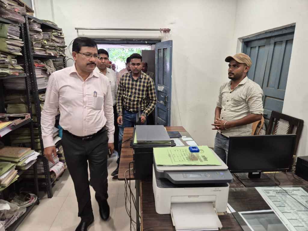 प्रोबेशन कार्यालय में जिलाधिकारी की बड़ी कार्रवाई, कनिष्ठ सहायक निलंबित, दो आउटसोर्स कर्मचारी&nbsp;बर्खास्त