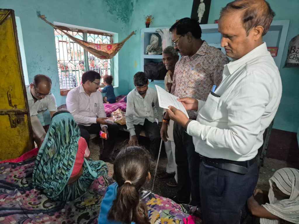 फांकाकशी की कगार पर खड़े दृष्टि बाधित दंपत्ति के घर पहुंचे डीएम, शासकीय योजनाओं का लाभ देने का&nbsp;निर्देश