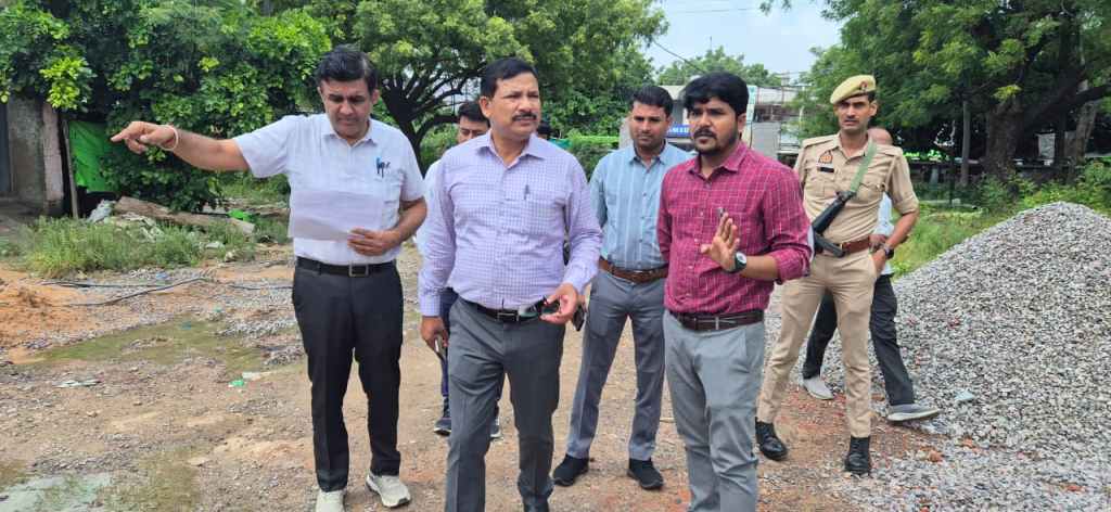 तहसील भवन और आवासीय परिसर के धीमे निर्माण से जिलाधिकारी&nbsp;नाराज