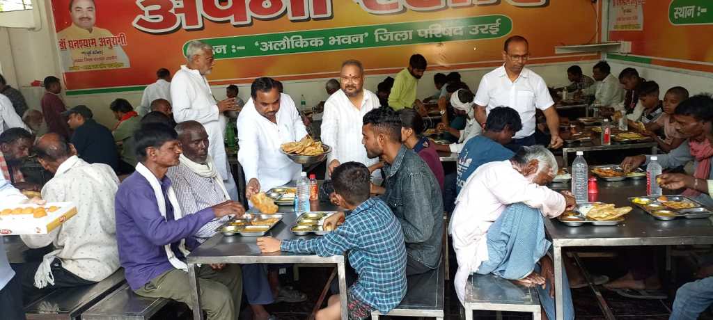 सेवा…पिता की जयंती पर कराया जरूरतमंदों को भोजन 