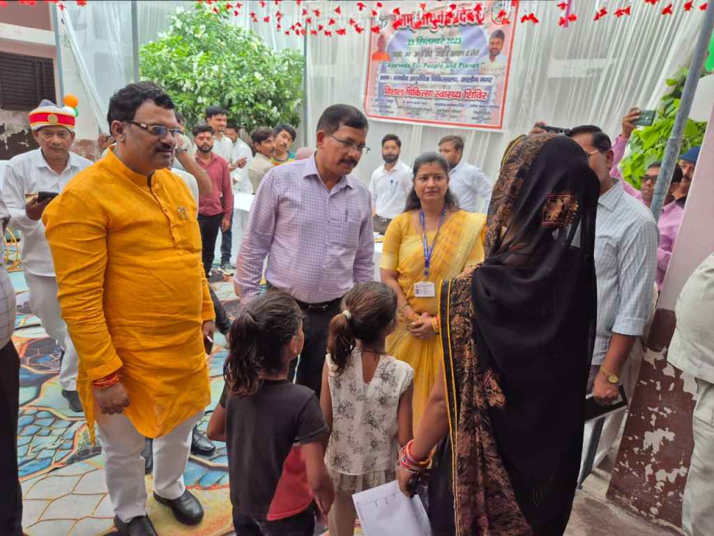 दशम आयुर्वेद दिवस पर निःशुल्क चिकित्सा शिविर, जिलाधिकारी ने की आयुर्वेद की सशक्त&nbsp;पैरवी