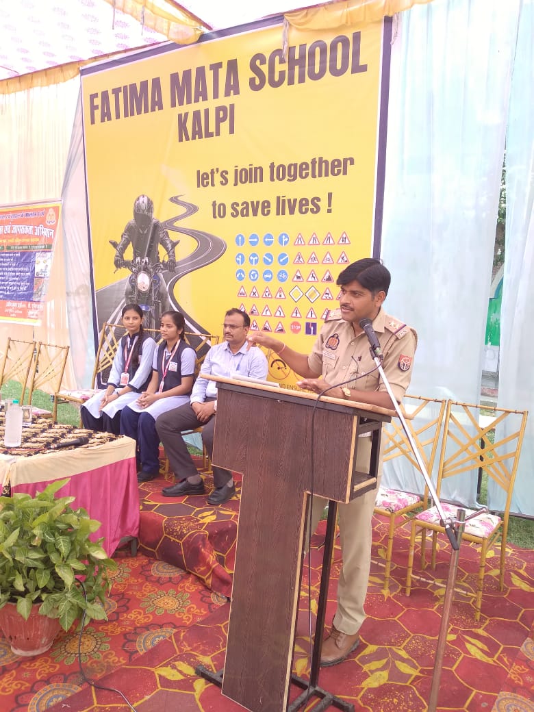 चुस्त-दुरुस्त अधिकारियों की तरह छात्राओं ने दिखाया यातायात संचालन का&nbsp;दमखम