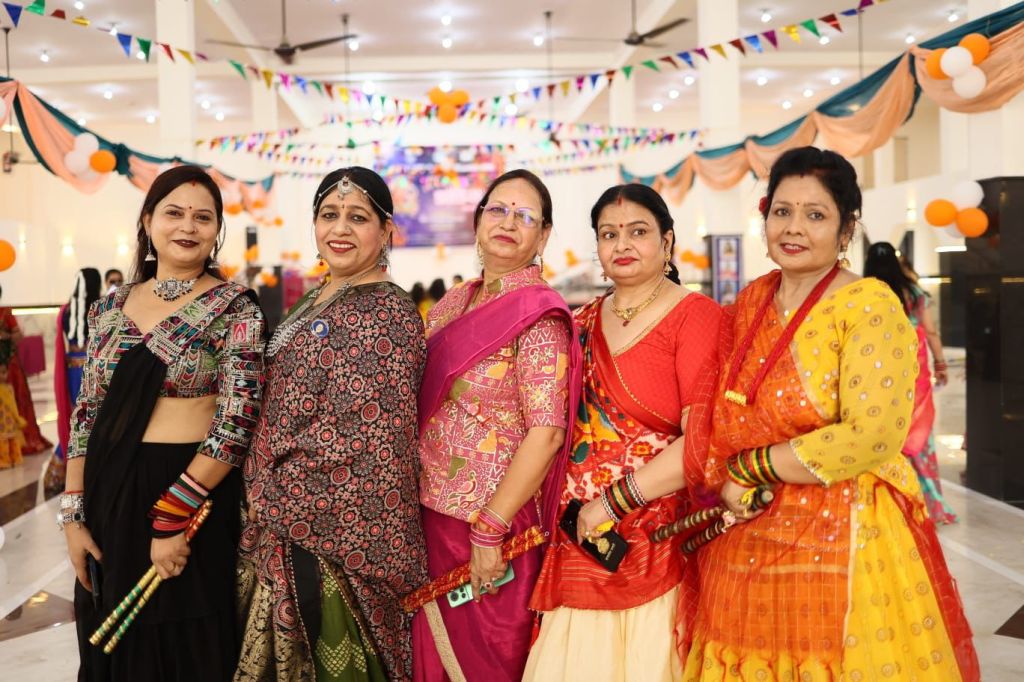 डांडिया-गरबा खेलकर देवी मां को&nbsp;रिझाया