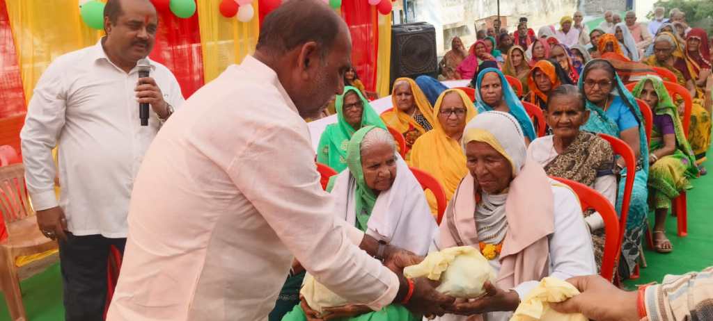 वृद्धजन दिवस पर विधायक ने पैर छूकर बुजुर्गों का लिया&nbsp;आशीर्वाद