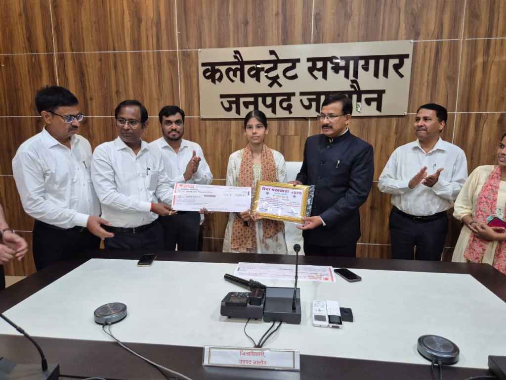 सेवा पखवाड़ा के अंतर्गत चित्रकला प्रतियोगिता के विजेताओं को जिलाधिकारी ने किया सम्मानित 