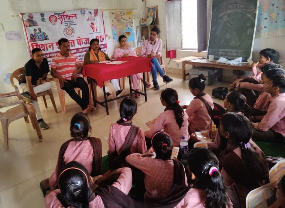 कस्तूरबा विद्यालय मडोरा में बच्चियों को दी गई योजनाओं व हेल्पलाइन की&nbsp;जानकारी