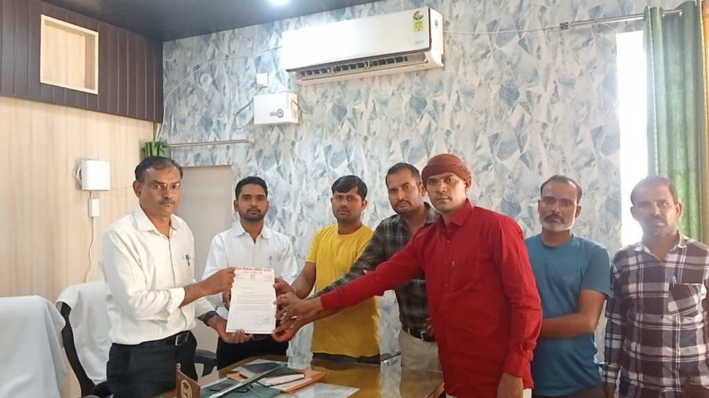 जिला योजना समिति सदस्य अरविंद सिंह ध्रुव ने सभासदों के साथ एसडीएम को सौंपा&nbsp;ज्ञापन