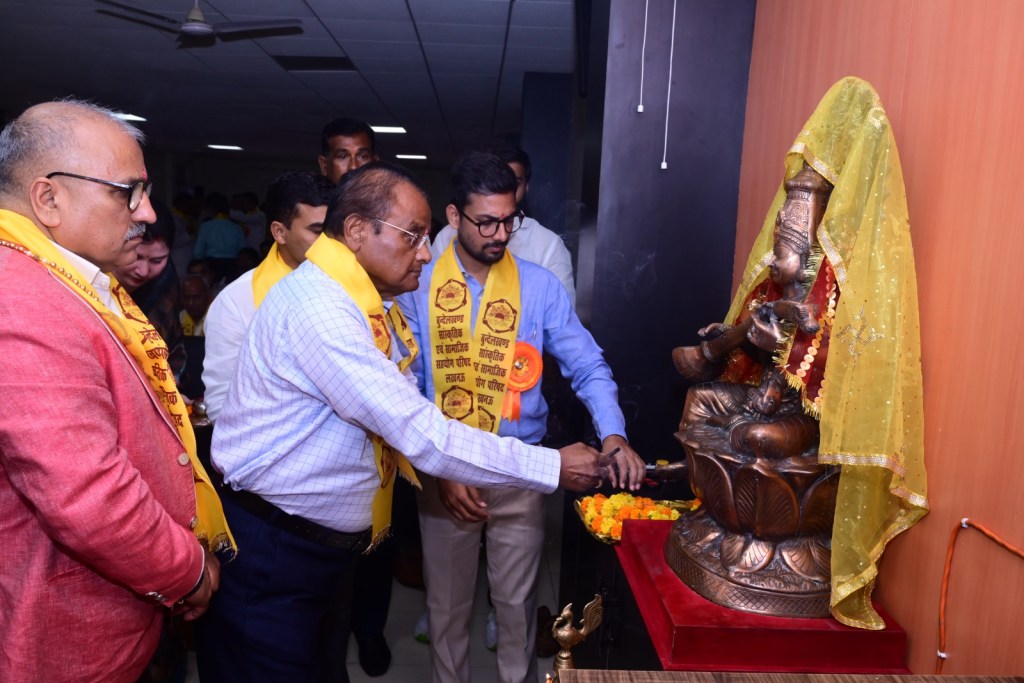 बुंदलेखंड आफीसर्स ग्रुप ने महेंद्र तिवारी का किया&nbsp;अभिनंदन