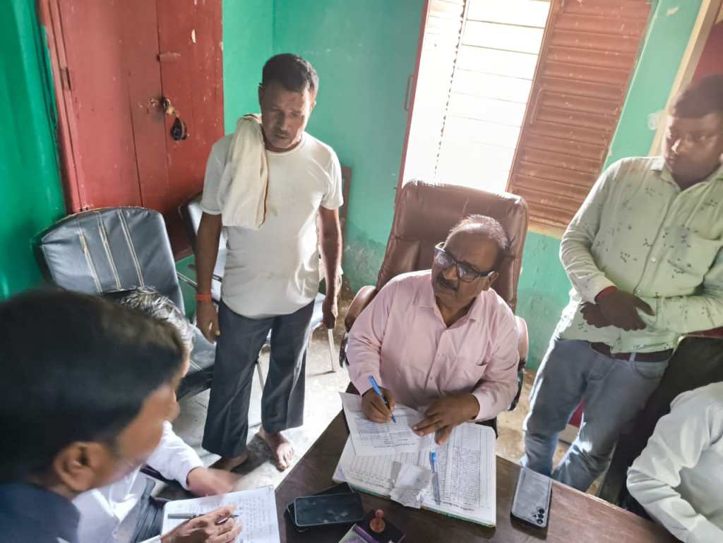 खाद की कालाबाजारी पर अंकुश के लिए प्रशासन चौकस, समितियों पर रोजाना हो रही&nbsp;छापामारी