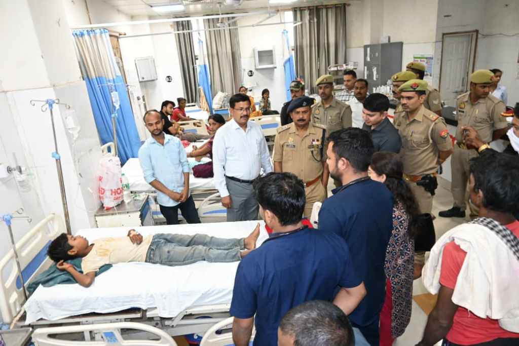 हथनौरा में फ़ैली बीमारी , डीएम-एसपी मेडिकल कालेज में मिलने&nbsp;पहुंचे