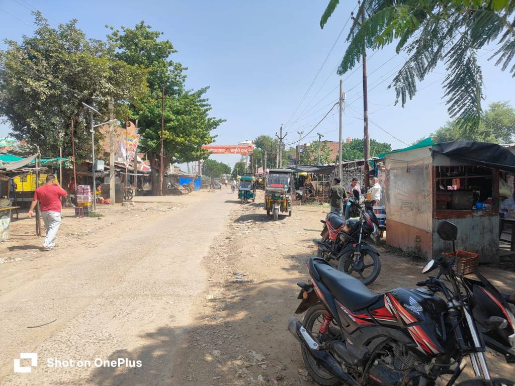 अतिक्रमण से बढ़ी परेशानी, मेन रोड पर सज रहीं&nbsp;दुकानें