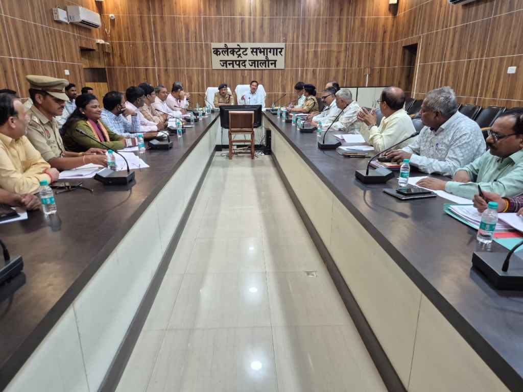 जिलाधिकारी ने गड्ढों को ठीक करने के लिए दिया&nbsp;अल्टीमेटम