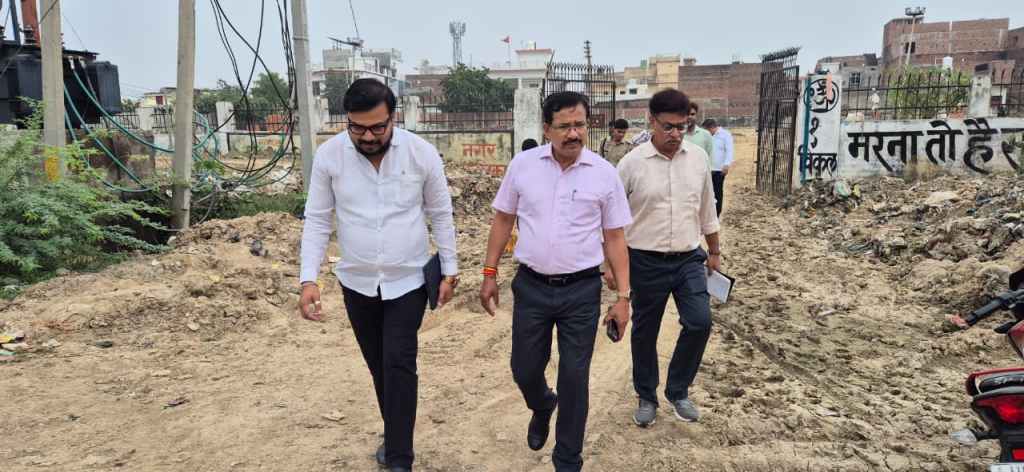 शहीद पार्क निर्माण में लापरवाही पर डीएम सख्त, ठेकेदार पर कार्रवाई के&nbsp;निर्देश