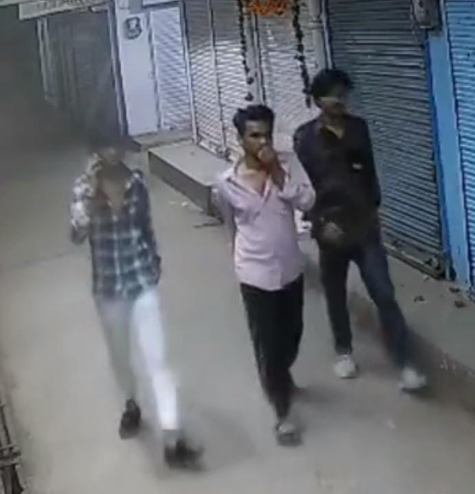 महिला का लाकेट छीनकर भागे बदमाश 12 घंटे में&nbsp;गिरफ्तार