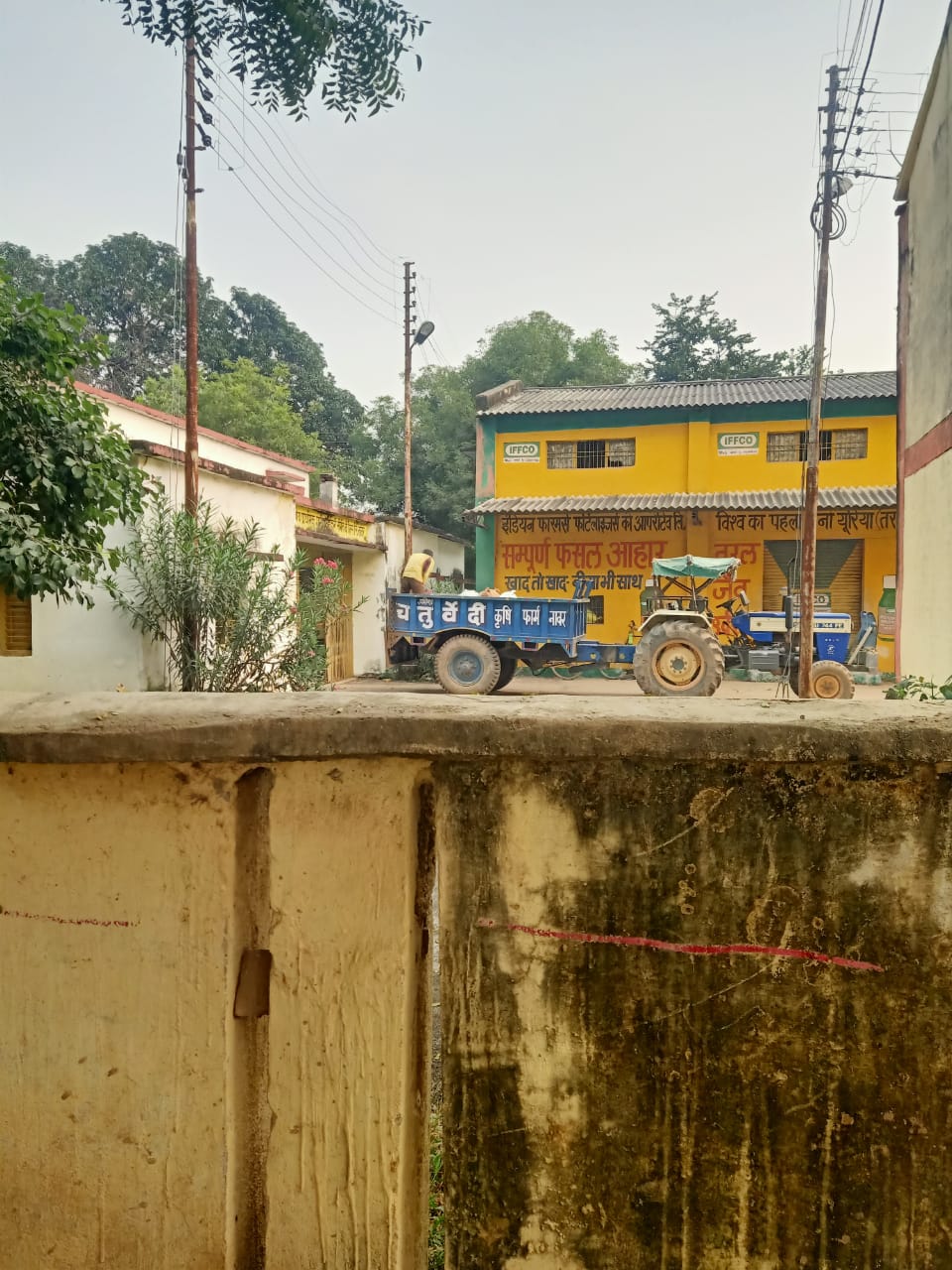 सहकारी समिति के भवन को गल्ला और भूसा रखने का गोदाम&nbsp;बनाया