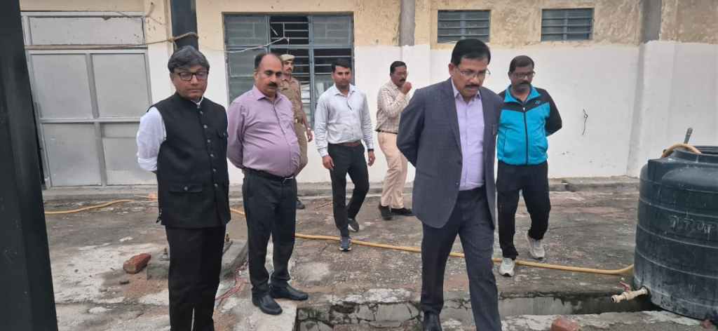 तरणताल निर्माण में सुस्ती पर DM सख्त: ठेकेदार को नोटिस, 15 नवंबर तक काम पूरा करने के&nbsp;निर्देश