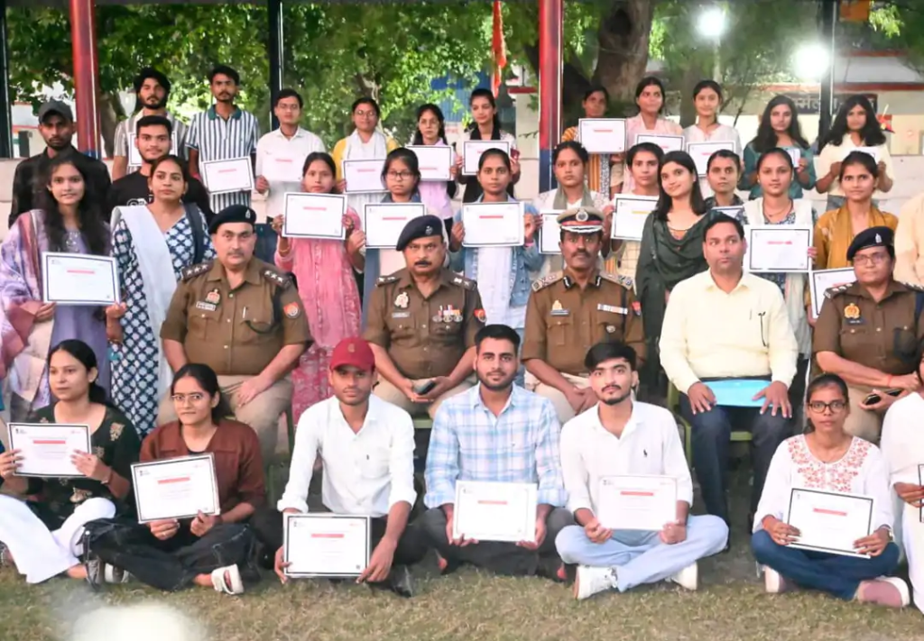 पुलिस के तमाम कार्यों के बारे में छात्रों को कराया&nbsp;अवगत